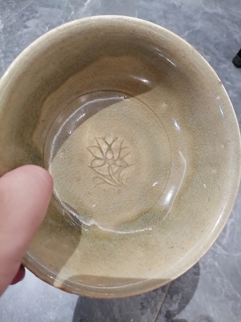 古玩陶瓷龍泉青瓷刻花碗真品鑒賞圖