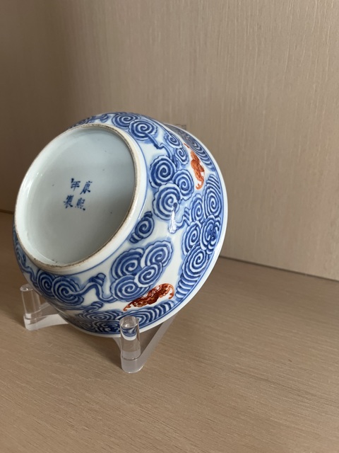 古玩陶瓷晚清青花礬紅云蝠紋碗真品鑒賞圖