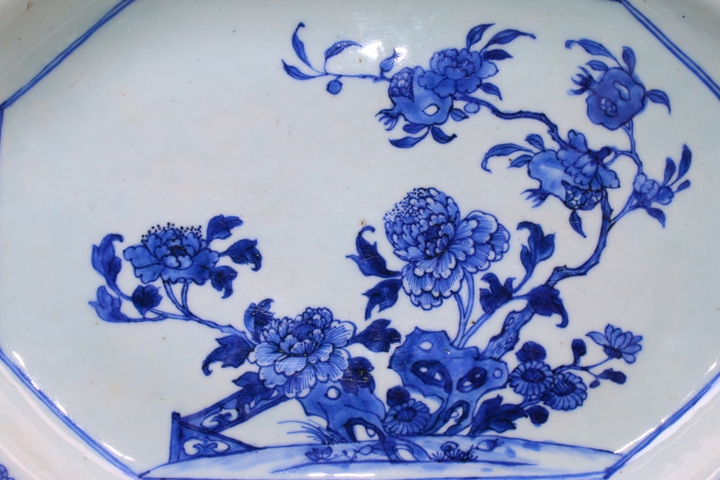 古玩陶瓷清乾隆·青花洞石欄桿石榴牡丹紋深腹折沿八方大盤拍賣,當前價格1440元