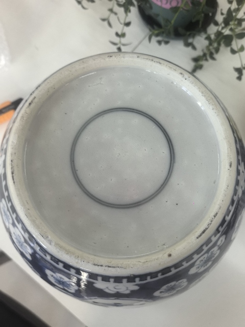 古玩陶瓷青花留白冰梅紋開光博古圖罐真品鑒賞圖