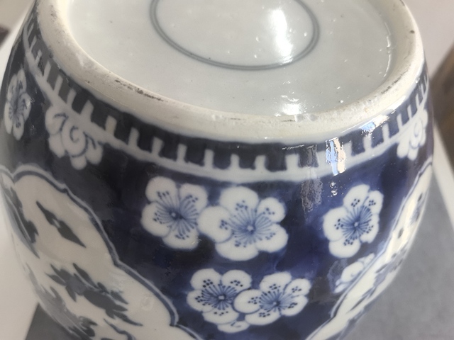 古玩陶瓷青花留白冰梅紋開光博古圖罐真品鑒賞圖