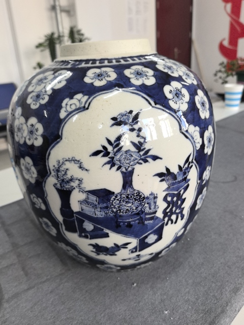 古玩陶瓷青花留白冰梅紋開光博古圖罐真品鑒賞圖