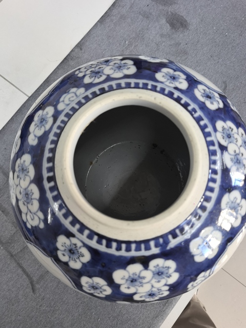 古玩陶瓷青花留白冰梅紋開光博古圖罐真品鑒賞圖