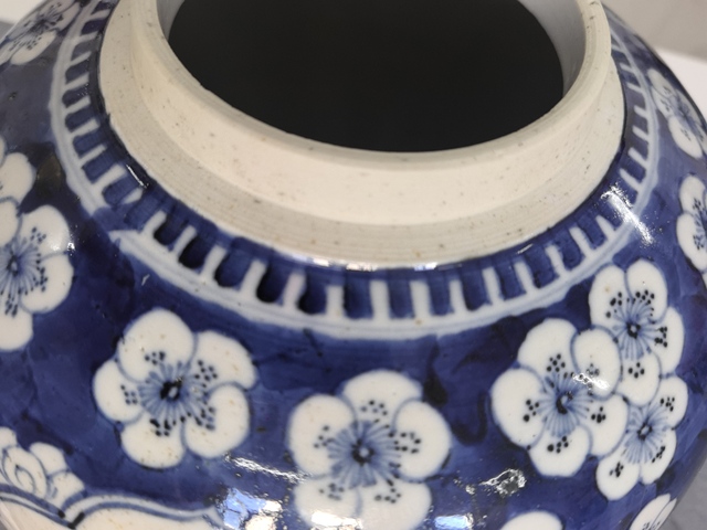 古玩陶瓷青花留白冰梅紋開光博古圖罐真品鑒賞圖