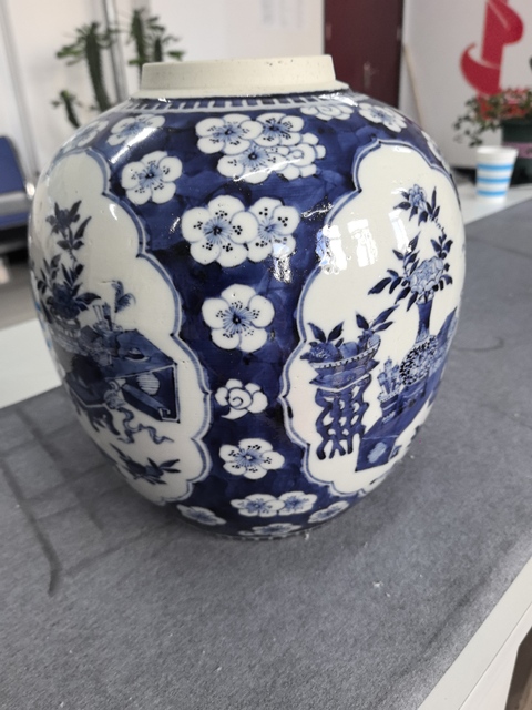 古玩陶瓷青花留白冰梅紋開光博古圖罐真品鑒賞圖