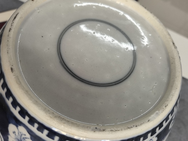 古玩陶瓷青花留白冰梅紋開光博古圖罐真品鑒賞圖