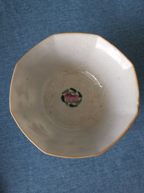 古玩陶瓷粉彩蟲草花卉紋八方碗真品鑒賞圖