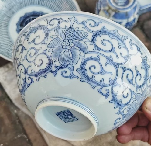古玩陶瓷花卉紋青花碗真品鑒賞圖