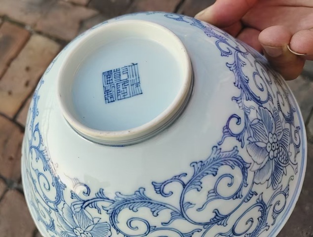 古玩陶瓷花卉紋青花碗真品鑒賞圖