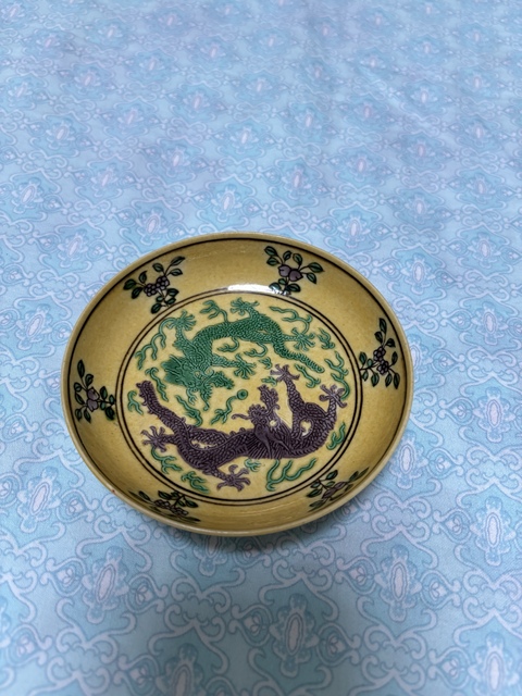 古玩陶瓷素三彩刻花盤真品鑒賞圖