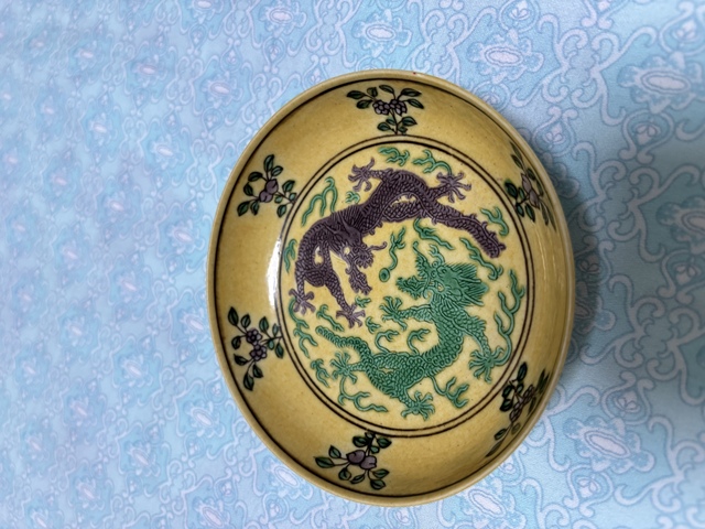 古玩陶瓷素三彩刻花盤真品鑒賞圖