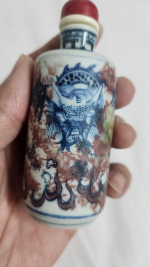 古玩陶瓷清晚期 青花釉里紅龍紋鼻煙壺真品鑒賞圖