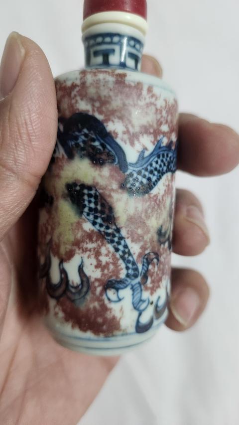 古玩陶瓷清晚期 青花釉里紅龍紋鼻煙壺真品鑒賞圖
