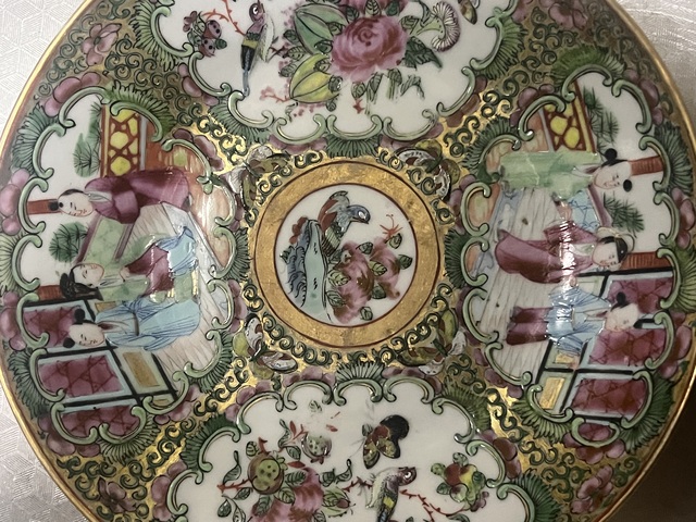 古玩陶瓷人物花鳥蝶紋廣彩盤真品鑒賞圖