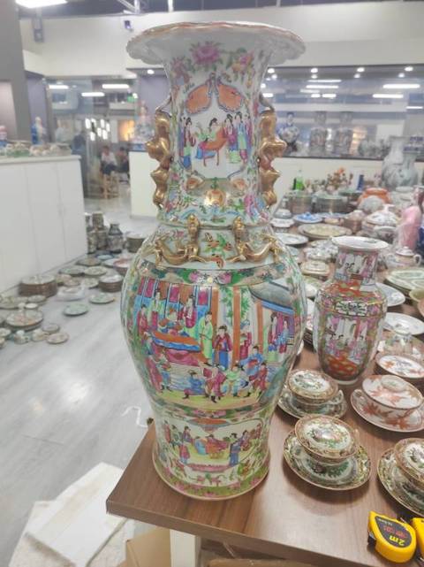 古玩陶瓷廣彩人物獸耳賞瓶真品鑒賞圖