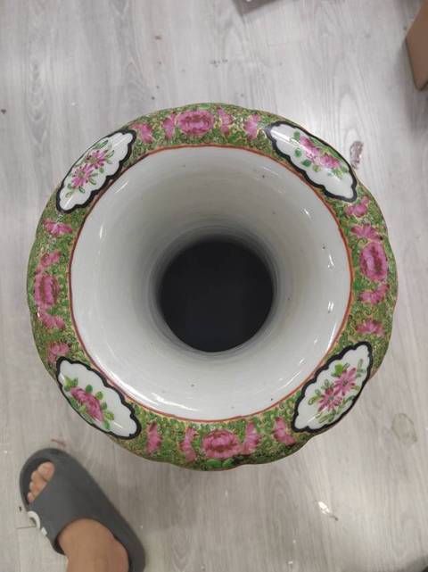 古玩陶瓷廣彩人物獸耳賞瓶真品鑒賞圖