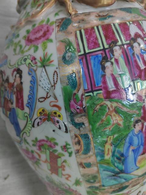 古玩陶瓷廣彩人物獸耳賞瓶真品鑒賞圖