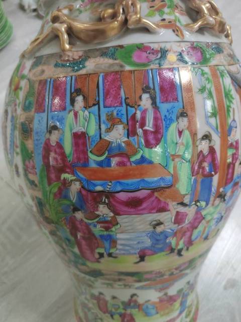 古玩陶瓷廣彩人物獸耳賞瓶真品鑒賞圖