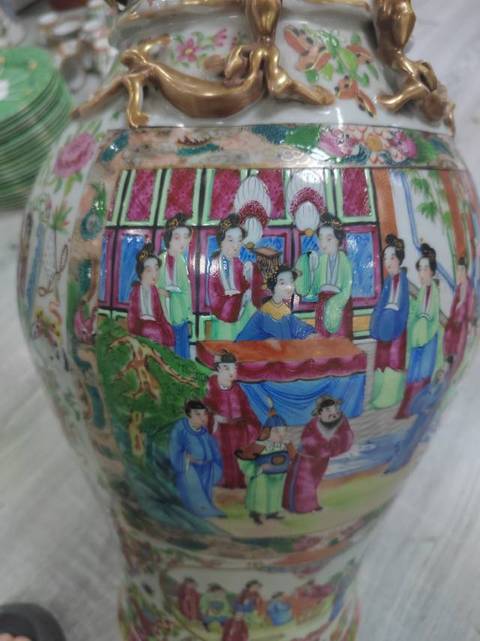 古玩陶瓷廣彩人物獸耳賞瓶真品鑒賞圖