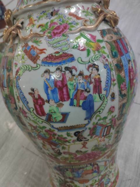 古玩陶瓷廣彩人物獸耳賞瓶真品鑒賞圖