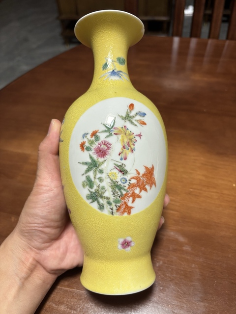 古玩陶瓷黃地壓道開窗粉彩花卉蟲草紋觀音瓶真品鑒賞圖