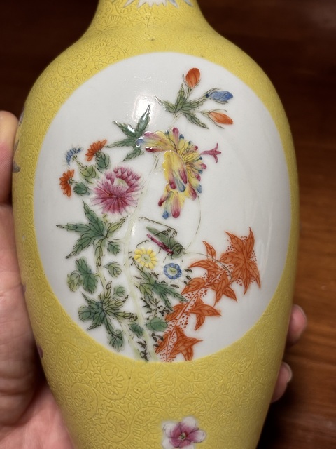 古玩陶瓷黃地壓道開窗粉彩花卉蟲草紋觀音瓶真品鑒賞圖