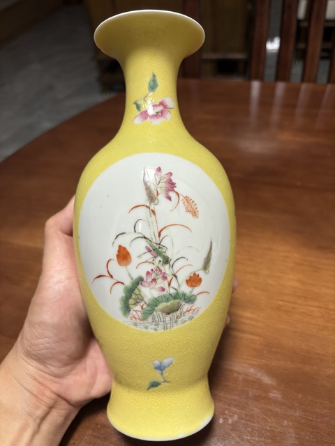 古玩陶瓷黃地壓道開窗粉彩花卉蟲草紋觀音瓶真品鑒賞圖