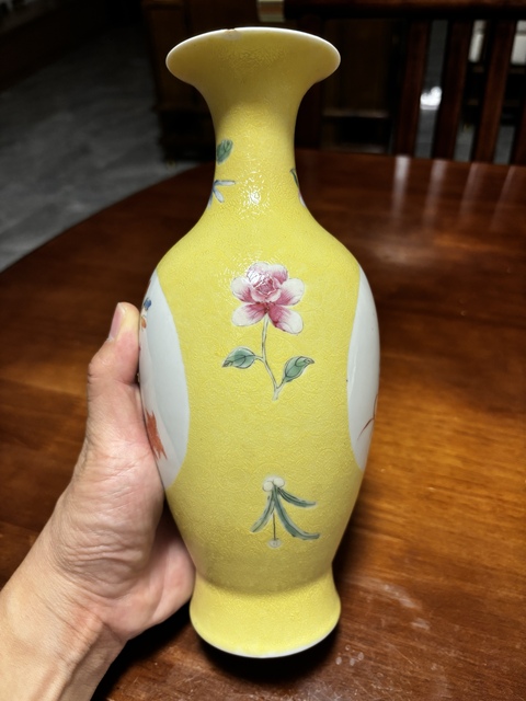 古玩陶瓷黃地壓道開窗粉彩花卉蟲草紋觀音瓶真品鑒賞圖