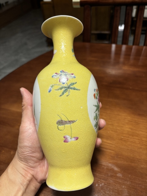古玩陶瓷黃地壓道開窗粉彩花卉蟲草紋觀音瓶真品鑒賞圖