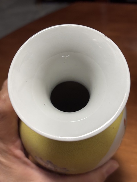 古玩陶瓷黃地壓道開窗粉彩花卉蟲草紋觀音瓶真品鑒賞圖