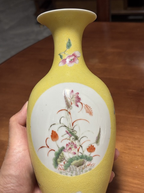 古玩陶瓷黃地壓道開窗粉彩花卉蟲草紋觀音瓶真品鑒賞圖