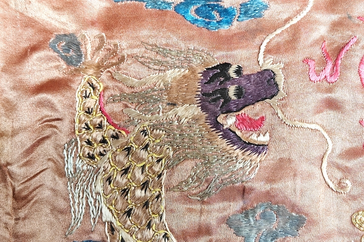 古玩雜項(xiàng)【0起-帶保真】清末民初?盤金繡雙龍捧壽紋掛屏拍賣，當(dāng)前價(jià)格495元