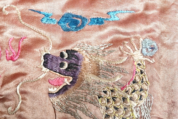 古玩雜項(xiàng)【0起-帶保真】清末民初?盤金繡雙龍捧壽紋掛屏拍賣，當(dāng)前價(jià)格495元