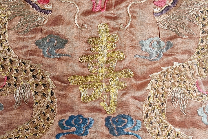 古玩雜項(xiàng)【0起-帶保真】清末民初?盤金繡雙龍捧壽紋掛屏拍賣，當(dāng)前價(jià)格495元