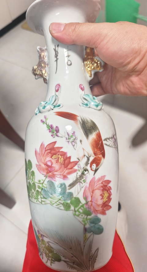 古玩陶瓷清宣統二年 粉彩花鳥紋雙獅耳賞瓶真品鑒賞圖