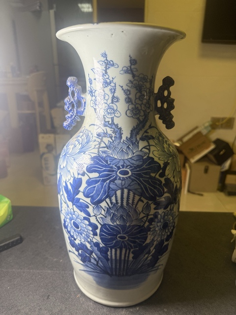 古玩陶瓷青花花卉紋雙松葉耳撇口瓶真品鑒賞圖