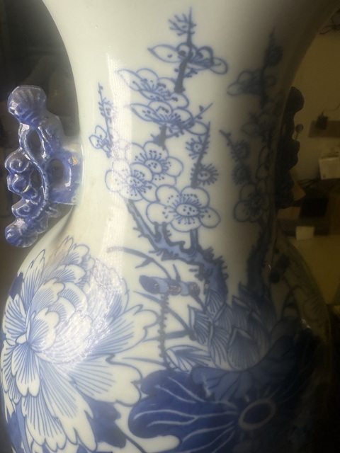 古玩陶瓷青花花卉紋雙松葉耳撇口瓶真品鑒賞圖