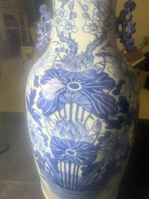 古玩陶瓷青花花卉紋雙松葉耳撇口瓶真品鑒賞圖