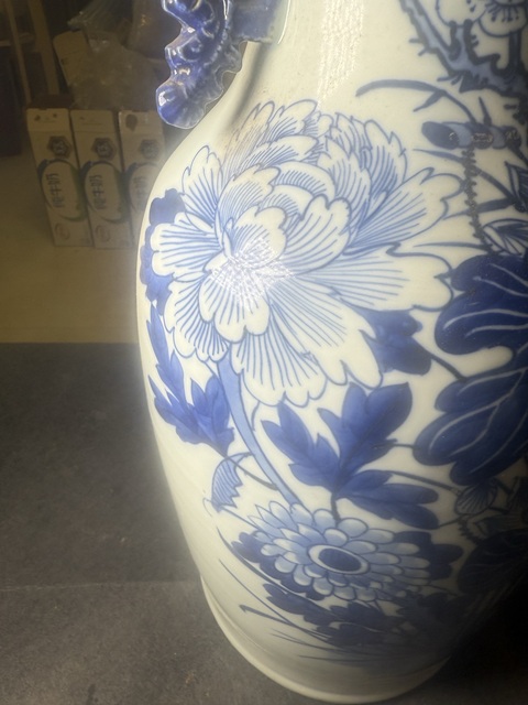 古玩陶瓷青花花卉紋雙松葉耳撇口瓶真品鑒賞圖