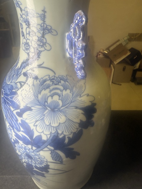 古玩陶瓷青花花卉紋雙松葉耳撇口瓶真品鑒賞圖