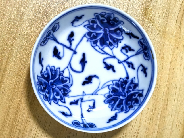 古玩陶瓷纏枝花卉紋青花盤真品鑒賞圖