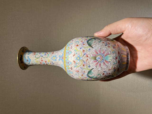 古玩陶瓷80年代粉彩纏枝花卉紋瓶真品鑒賞圖