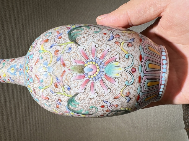 古玩陶瓷80年代粉彩纏枝花卉紋瓶真品鑒賞圖