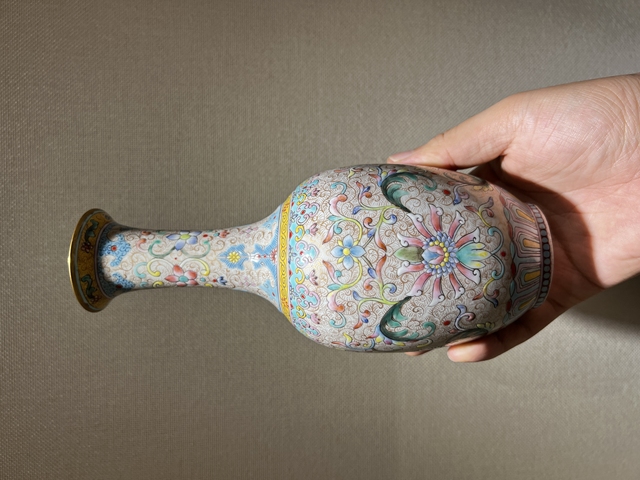古玩陶瓷80年代粉彩纏枝花卉紋瓶真品鑒賞圖