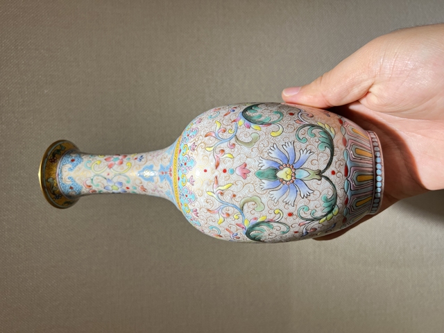 古玩陶瓷80年代粉彩纏枝花卉紋瓶真品鑒賞圖
