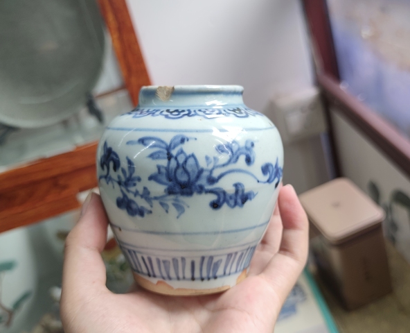 古玩陶瓷花卉紋青花罐真品鑒賞圖