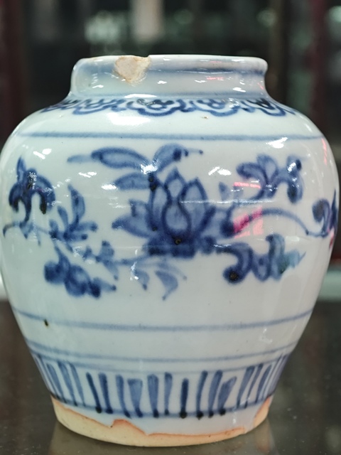 古玩陶瓷花卉紋青花罐真品鑒賞圖