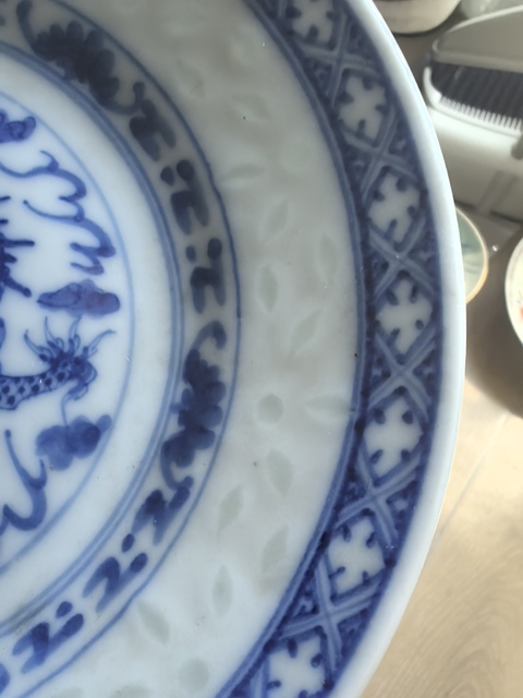 古玩陶瓷青花龍紋玲瓏瓷盤真品鑒賞圖