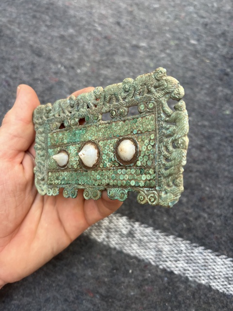 古玩銅器嵌孔雀石銅扣飾真品鑒賞圖