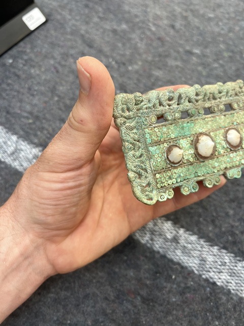 古玩銅器嵌孔雀石銅扣飾真品鑒賞圖